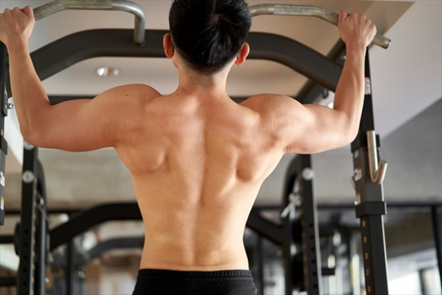 懸垂をしている男性