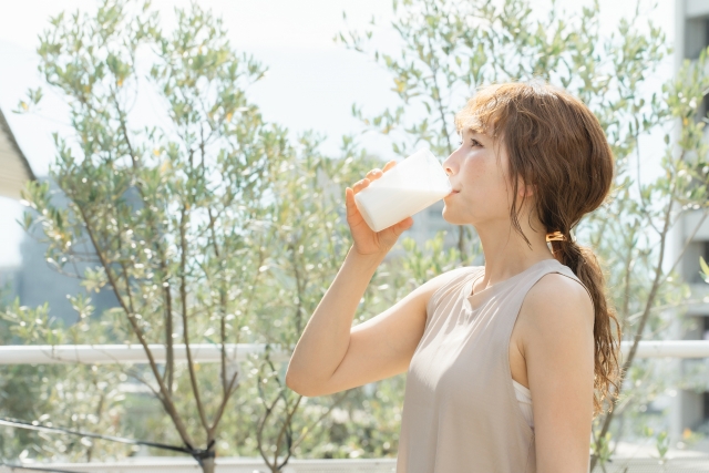 プロテインを飲む女性