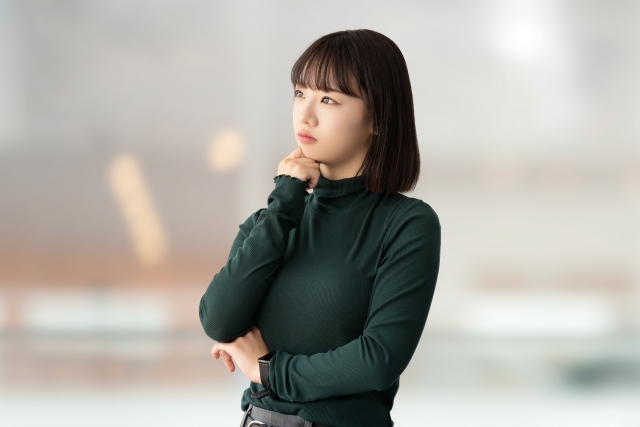 考え事をする女性